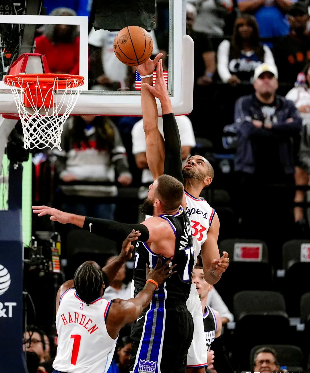 包含NBA常规赛快船主场102-105憾负老鹰遭五连败伦纳德、比尔缺阵哈登空砍35+10+11的词条  第2张