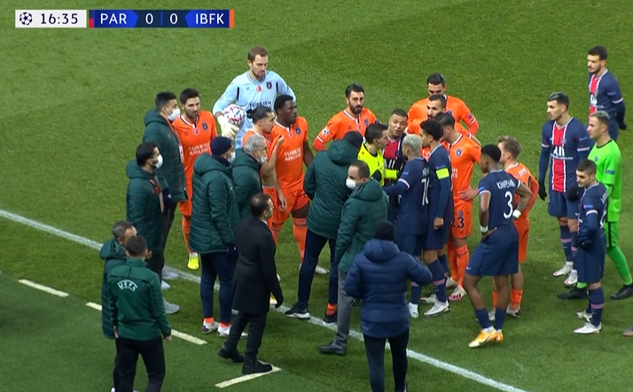 包含英格兰球员遭激光笔照射裁判短暂中断比赛的词条  第1张