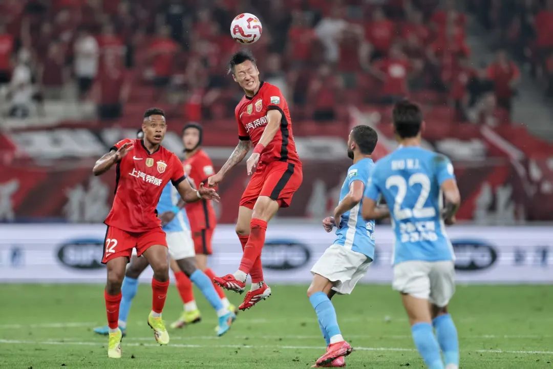 关于上海海港继续领跑中超积分榜客场险胜青岛海牛的信息  第1张