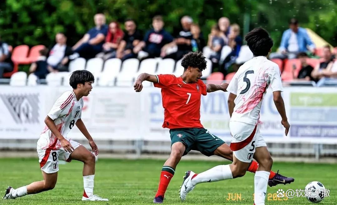 迷你罗身高已超过C罗合影配文有其父必有其子的简单介绍